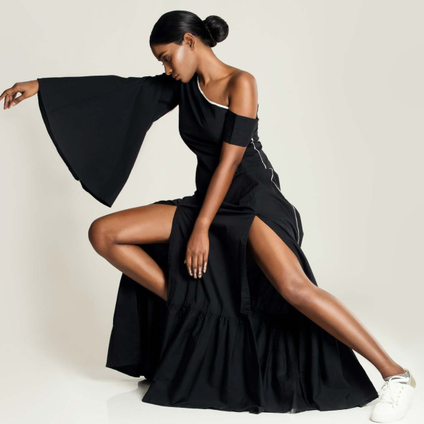 Эксклюзивное черное платье с вырезом