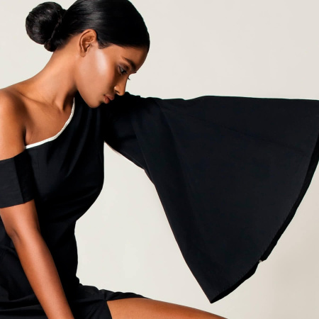 Эксклюзивное черное платье с вырезом