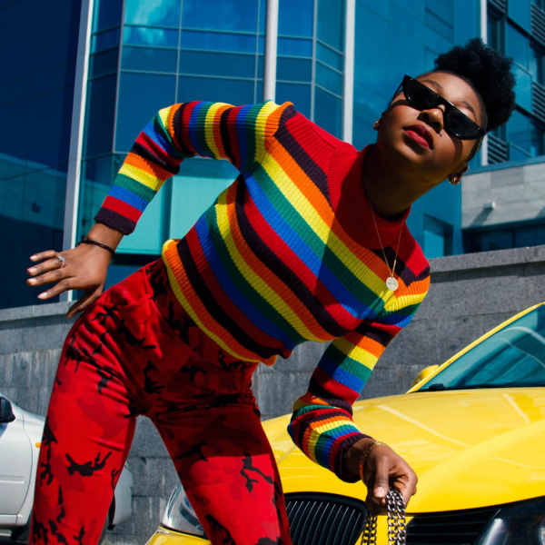 Яркий джемпер с полосками