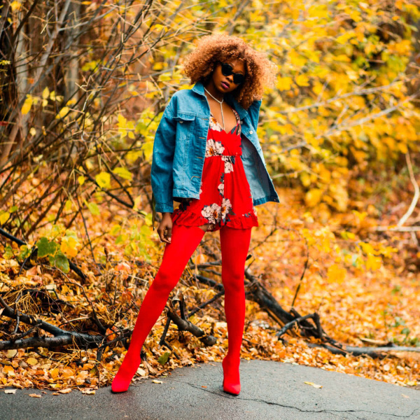 Синяя джинсовая куртка