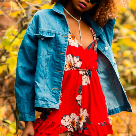 Синяя джинсовая куртка