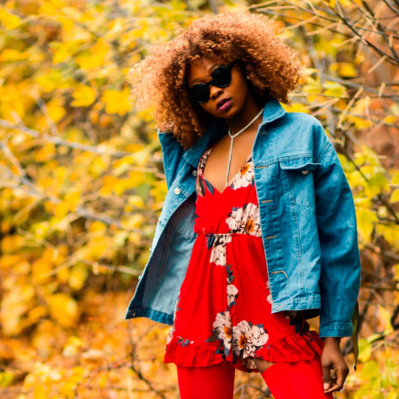 Синяя джинсовая куртка